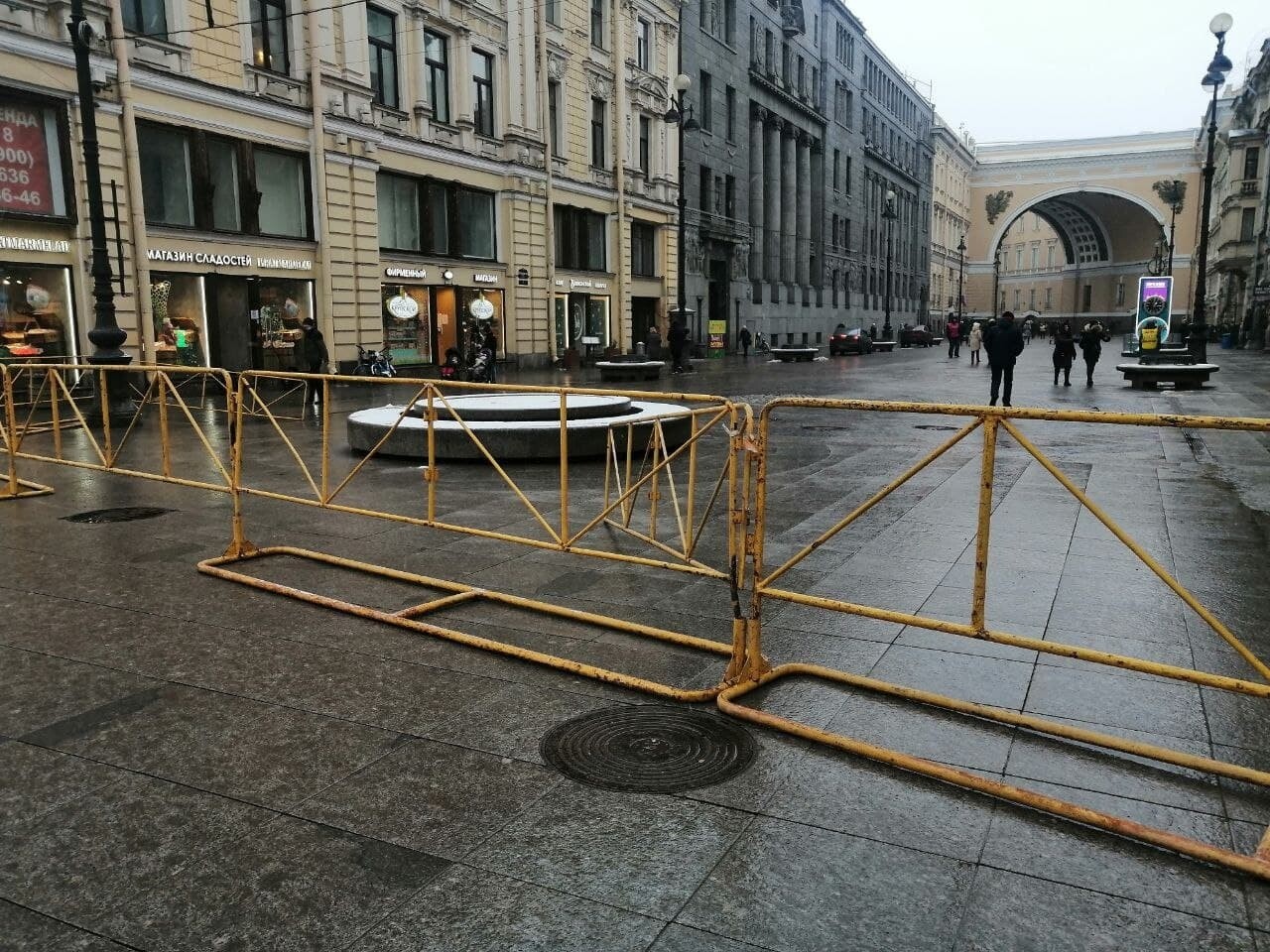 В центре Петербурга ставят камеры наблюдения и ограждения