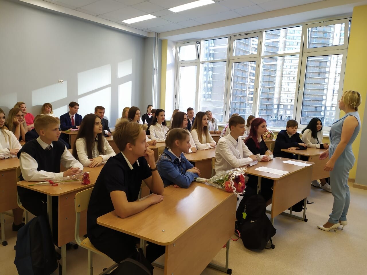 Смольный допустил переход школьников на дистанционное обучение