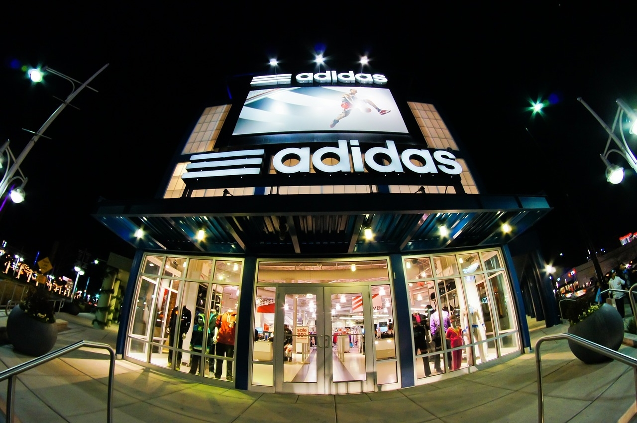 Компания Adidas начала отказываться от своих магазинов в РФ