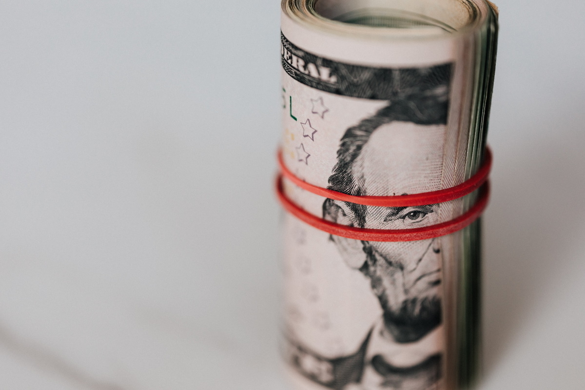 Центробанк разрешил физическим лицам переводить за рубеж до $10 тысяч в месяц