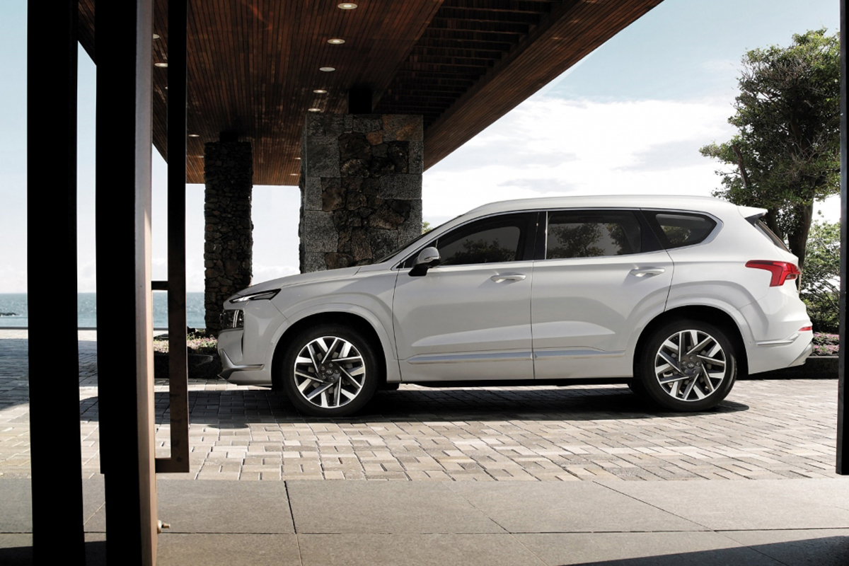Цены на спецверсию обновленного кроссовера Hyundai Santa Fe стартуют от 3359000 рублей