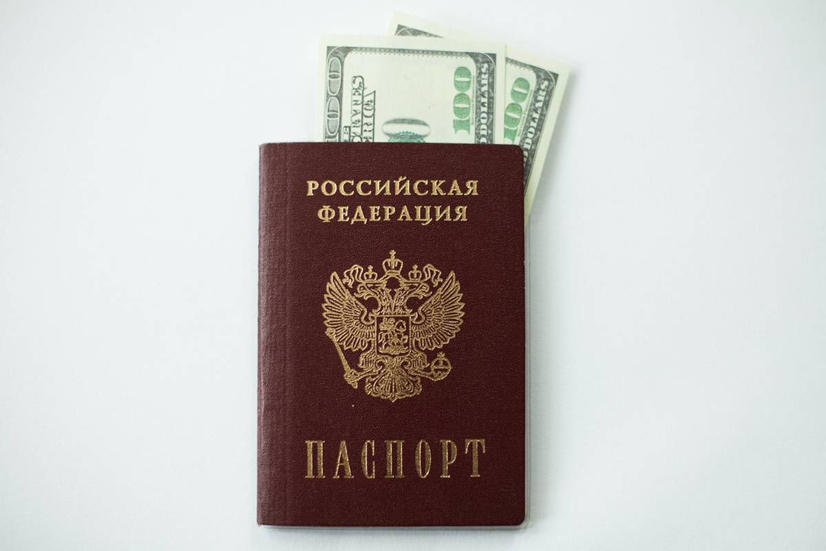 Россиян предупредили о возможности сгорания валютных сбережений