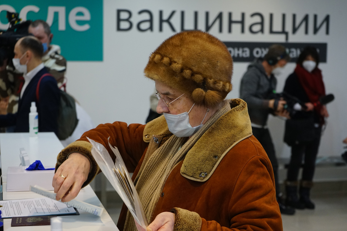 Россиянам сообщили, когда вторая вакцина поступит в гражданский оборот