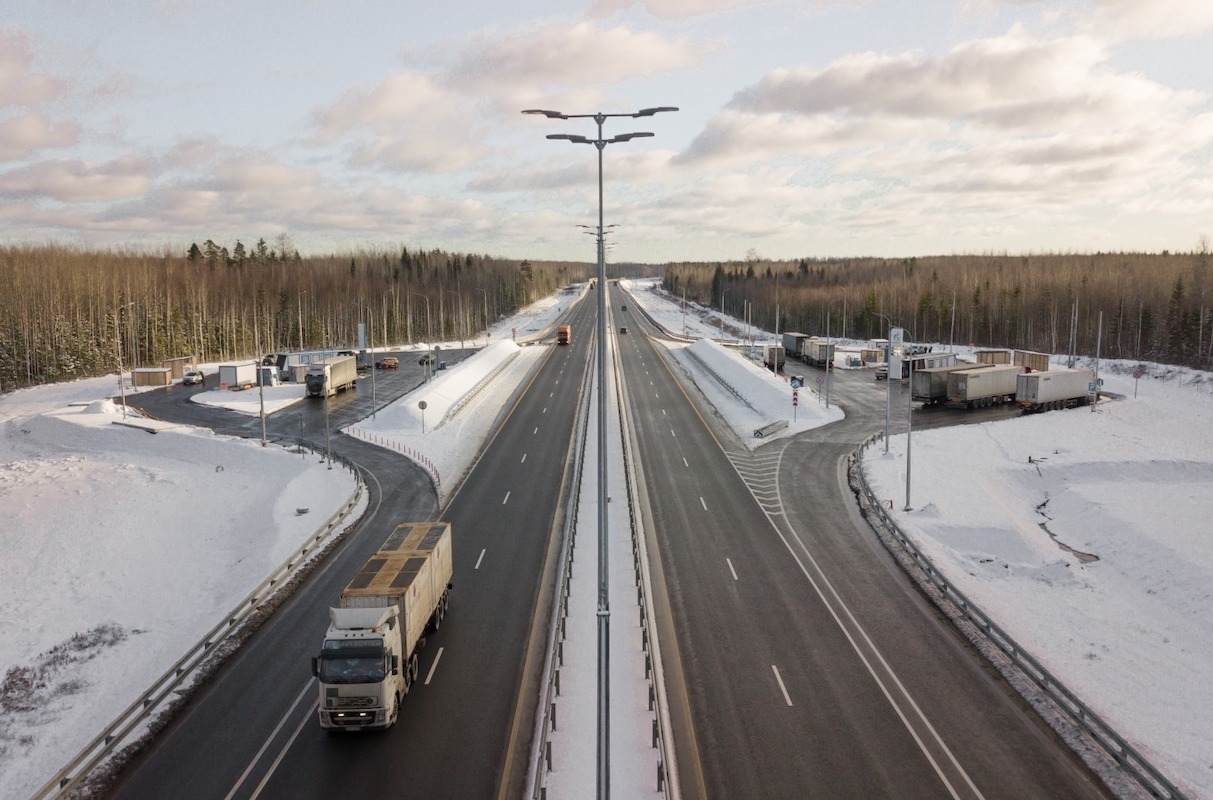 Трасса М-11 Петербург — Москва перекрыта из-за смертельного ДТП, вдоль дороги обустроили пункты обогрева