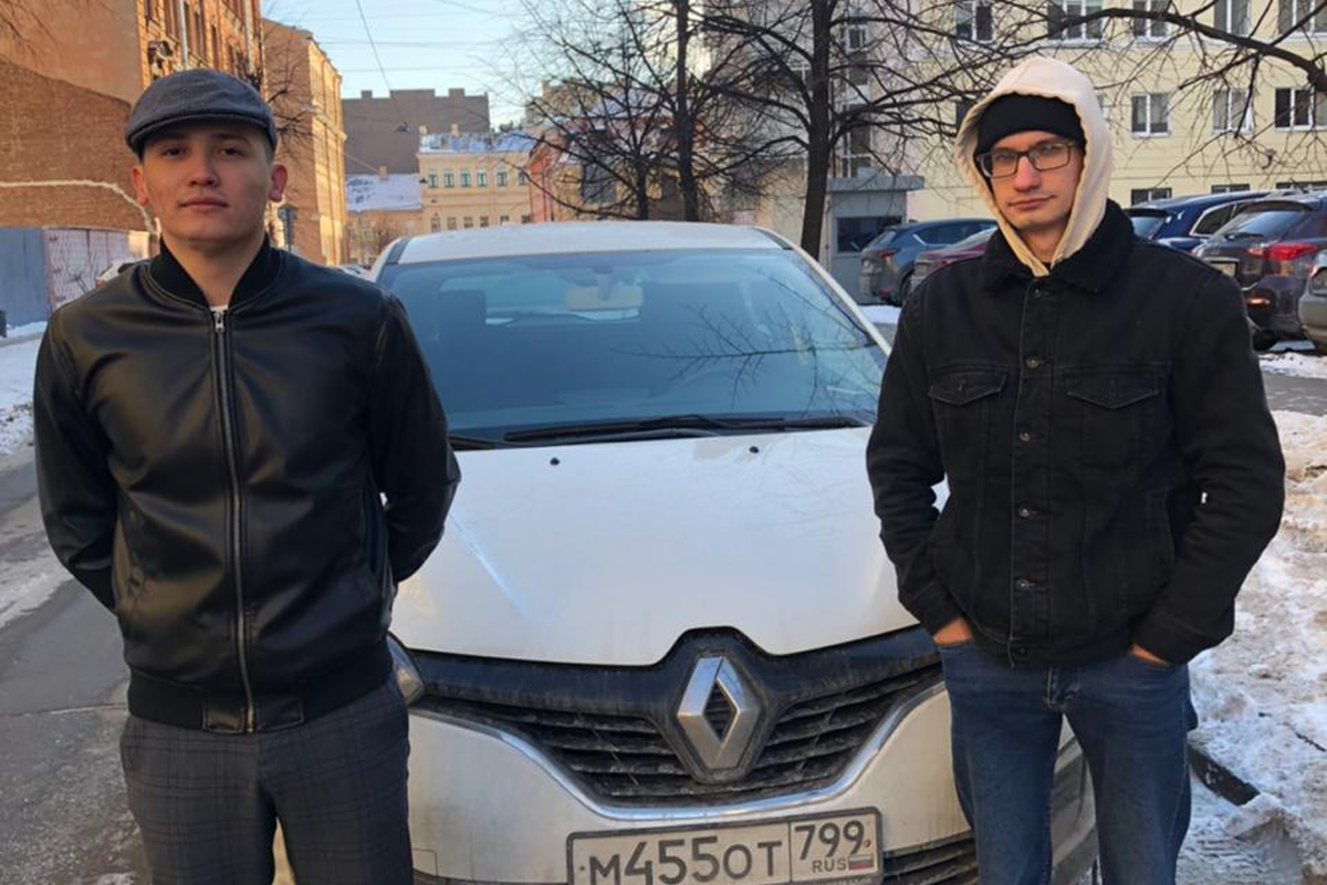 Под видом полицейских мошенники обманули стюардессу из Петербурга