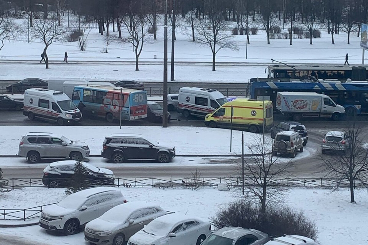Два человека госпитализированы после аварии на проспекте Славы