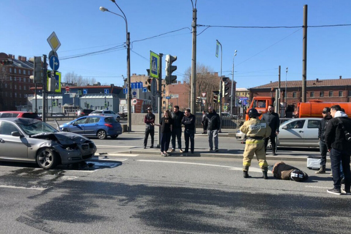 В Петербурге автомобиль на высокой скорости сбил мотоциклиста