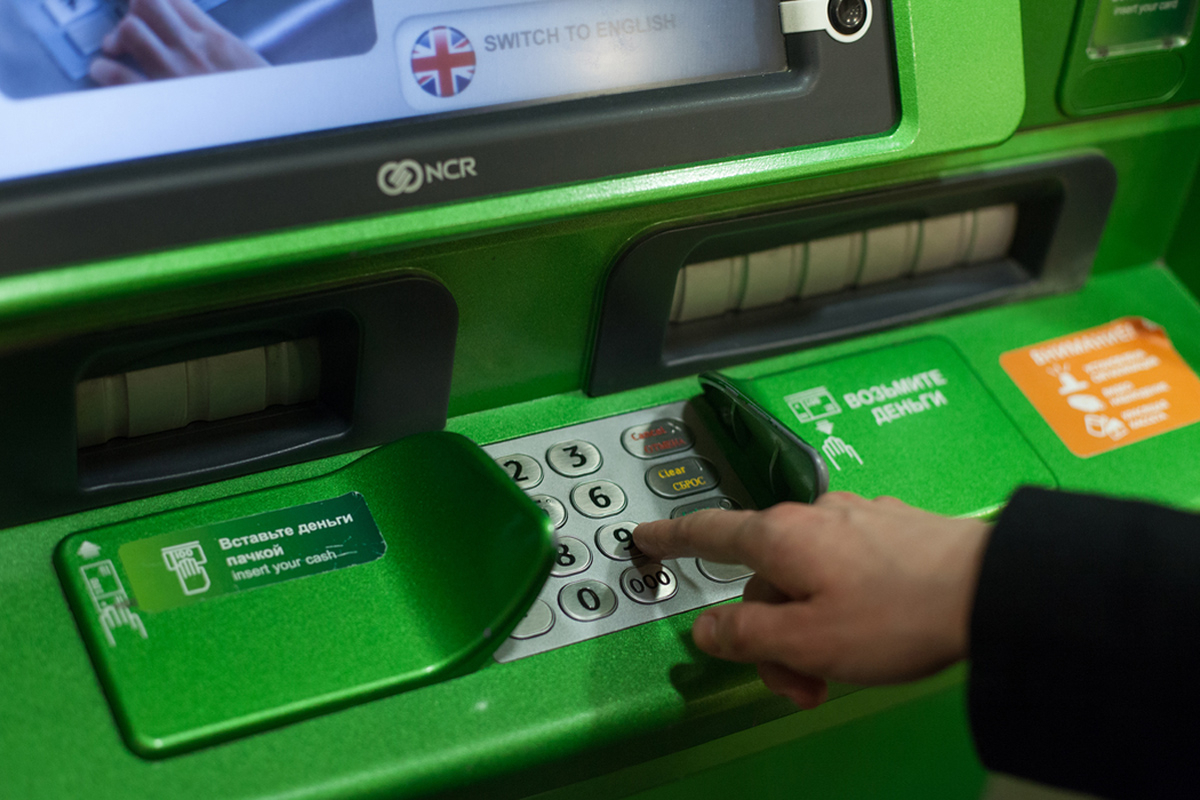 Под видом сотрудников ЦБ мошенники выманили у петербуржца 51 млн рублей