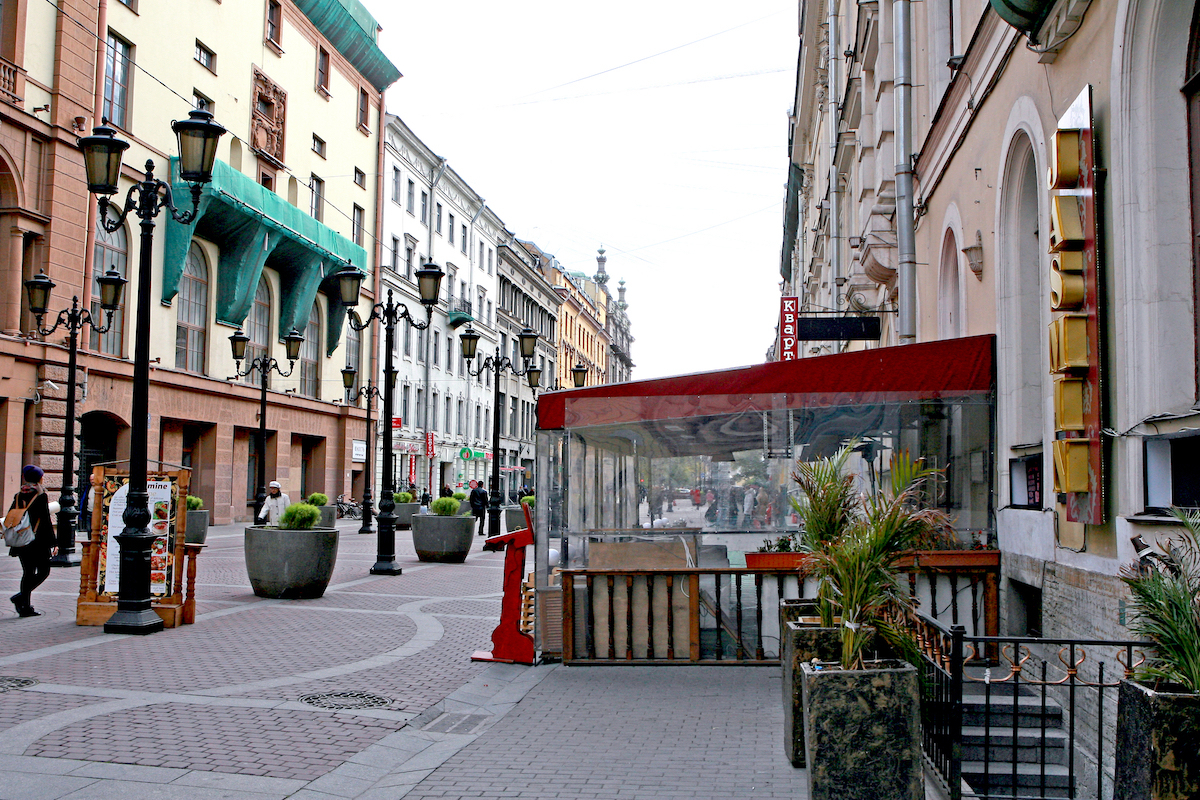 В Петербурге появляются первые летние кафе и веранды