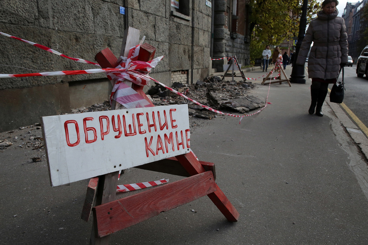 Капюшон спас петербуржца от обрушившейся лепнины на Невском проспекте