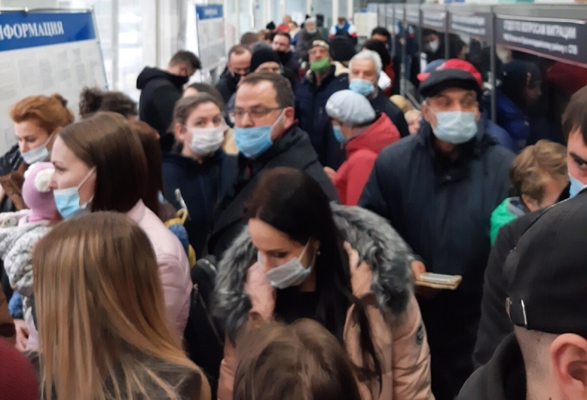 Россиян попросили отказаться от очередей в банкоматы