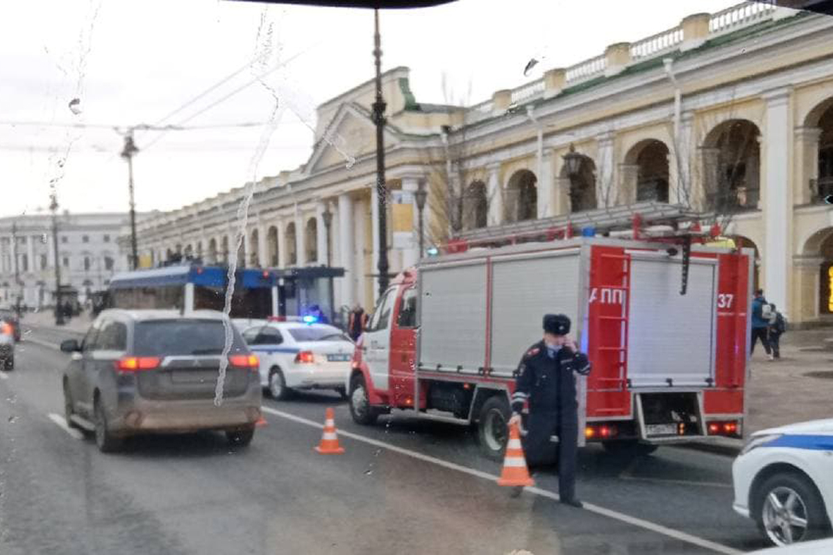 Протараненный водителем Kia троллейбус эвакуировали с Невского проспекта