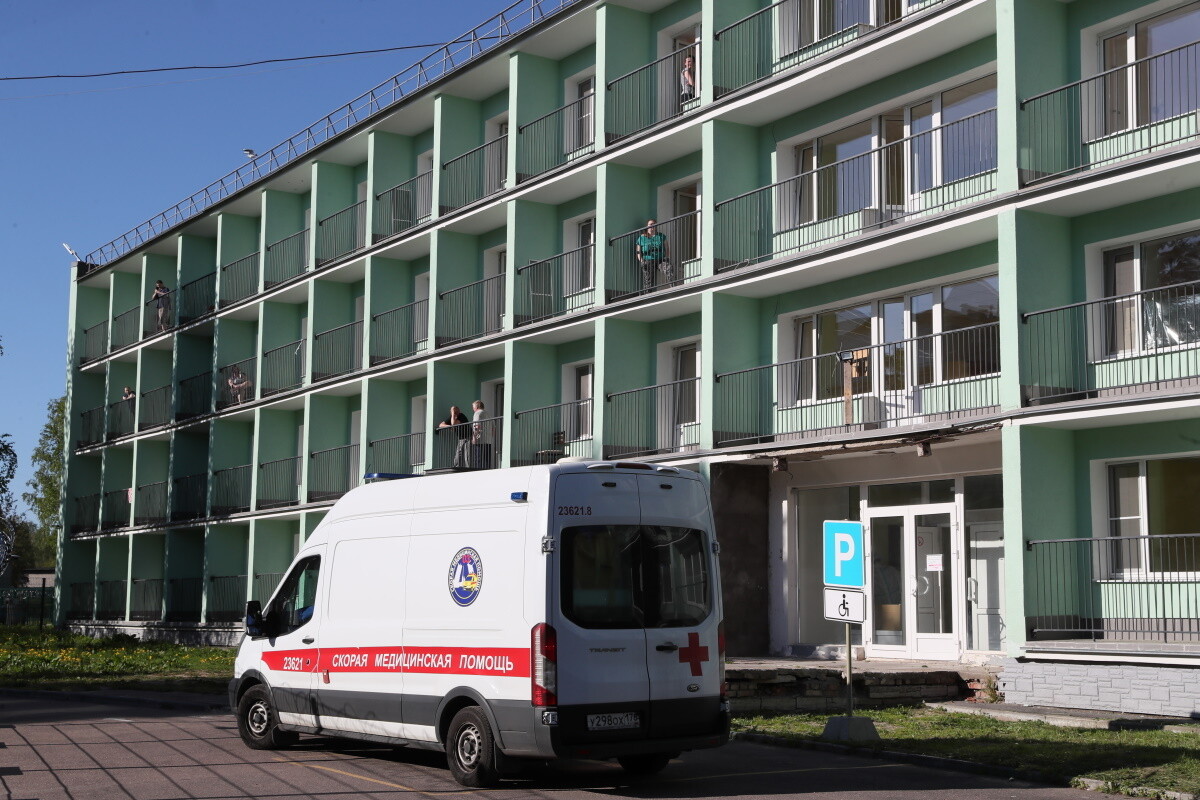 Застрявшие в обсерваторе: вызволять индийских туристов из Петербурга будет консул