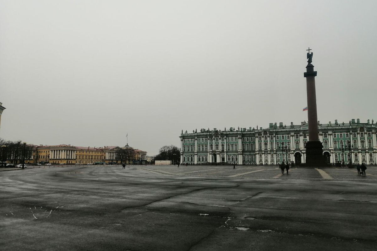 Дворцовую площадь откроют для петербуржцев не раньше утра четверга