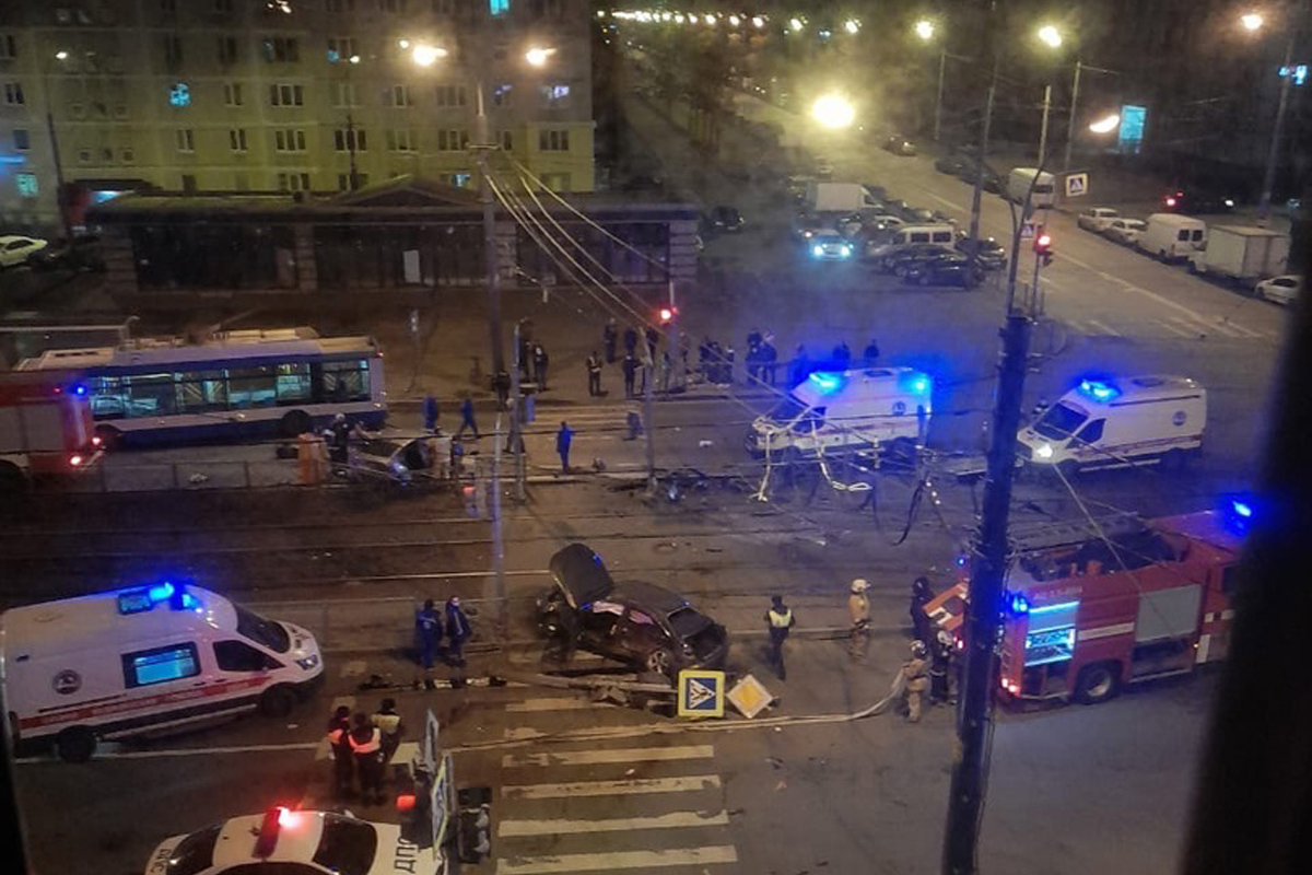 Ночное ДТП с пострадавшими до утра парализовало движение на юге Петербурга