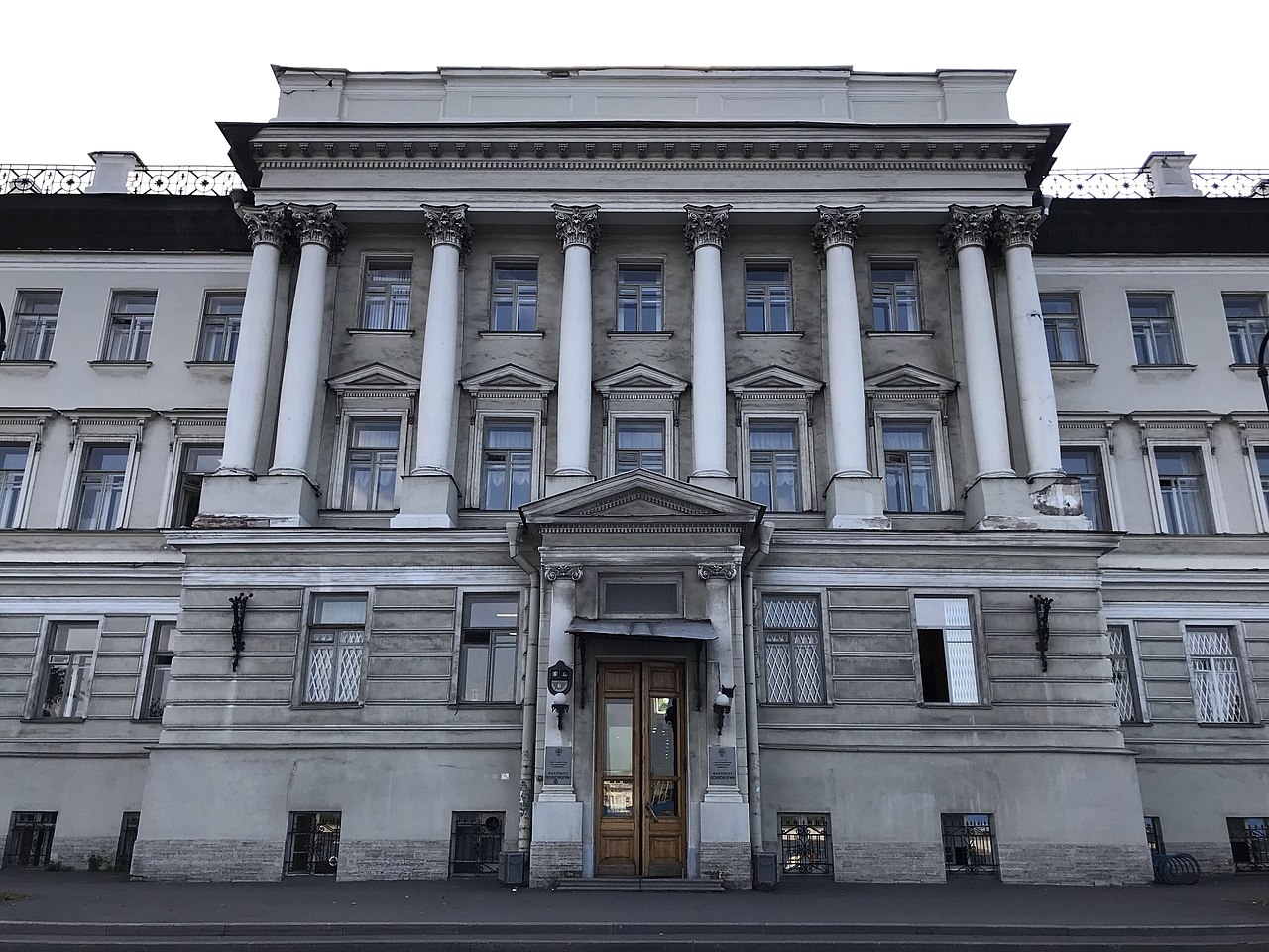 Смольный обязал СПбГУ заплатить за ремонт карниза через суд