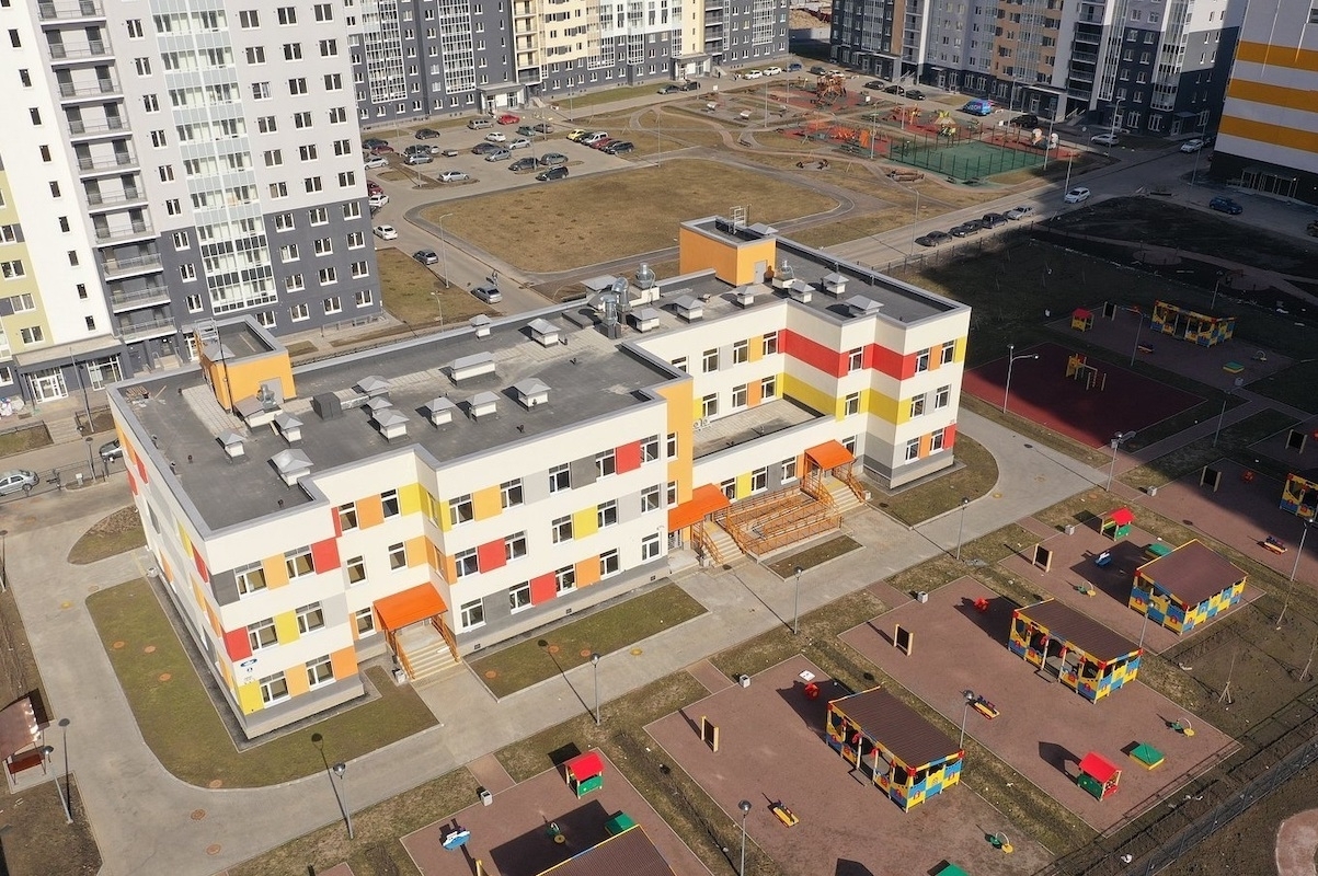 Петербуржцы празднуют День учителя: в городе продолжает расти число новых школ и детсадов