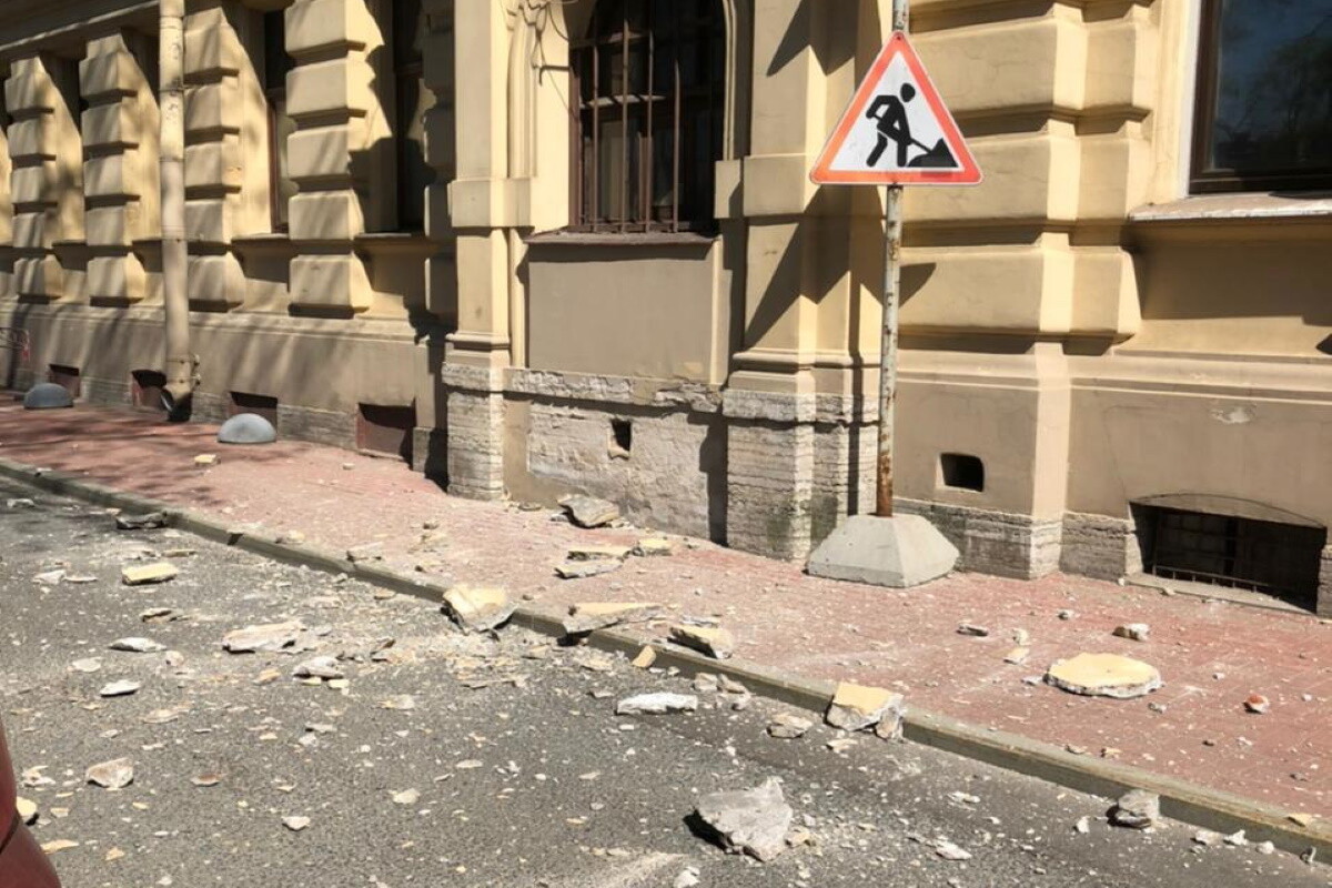 Груда камней упала с дома напротив Смольного