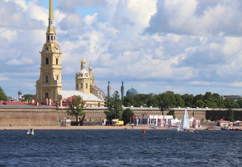 Две люстры-фонаря отреставрировали в Павловском дворце Петербурга
