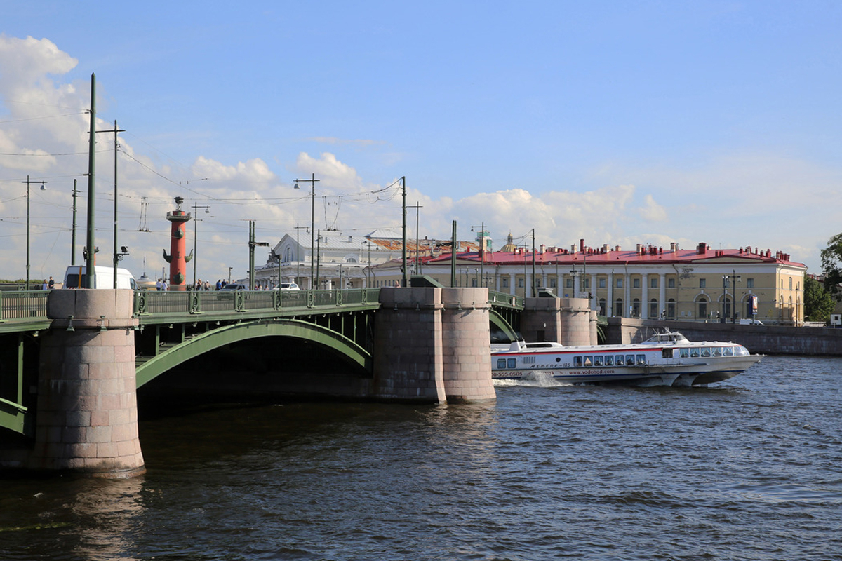 Мостотрест: прочность Биржевого моста проверили 12 грузовиков по 25 тонн