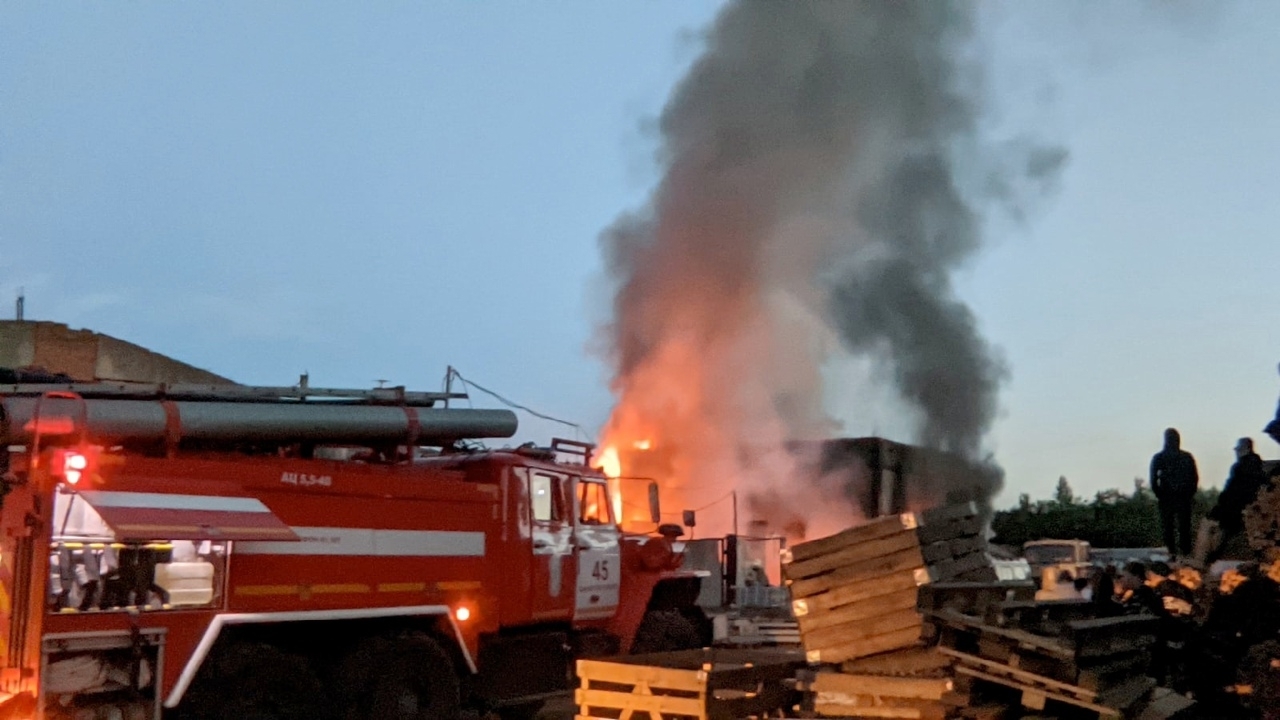 Из-за пожара в подвальном помещении Мурманска пришлось эвакуировать 15 человек