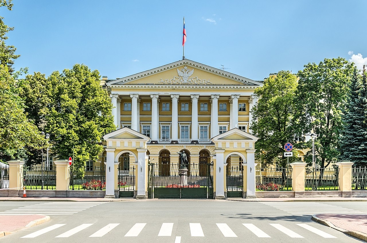 Чиновники Петербурга лишились элитных служебных авто