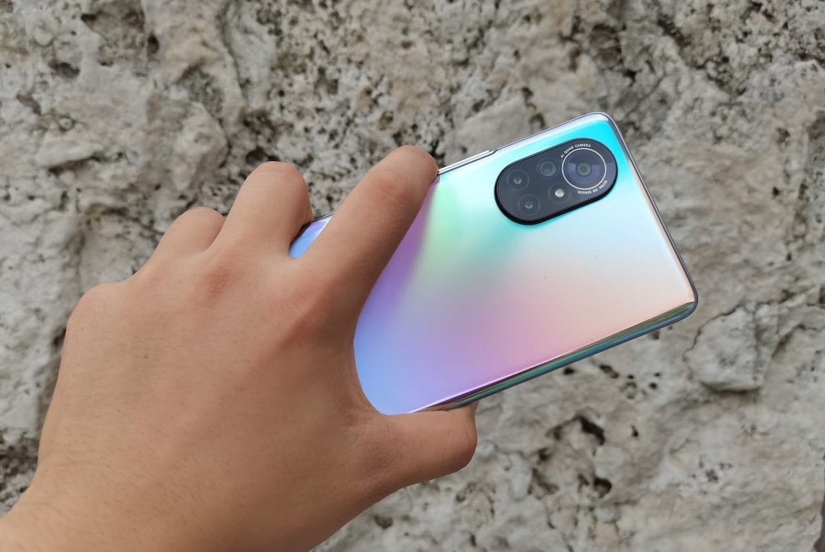Huawei начала закрывать торговые точки в России