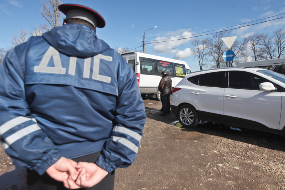 В Мурманске легковушка столкнулась с учебным авто