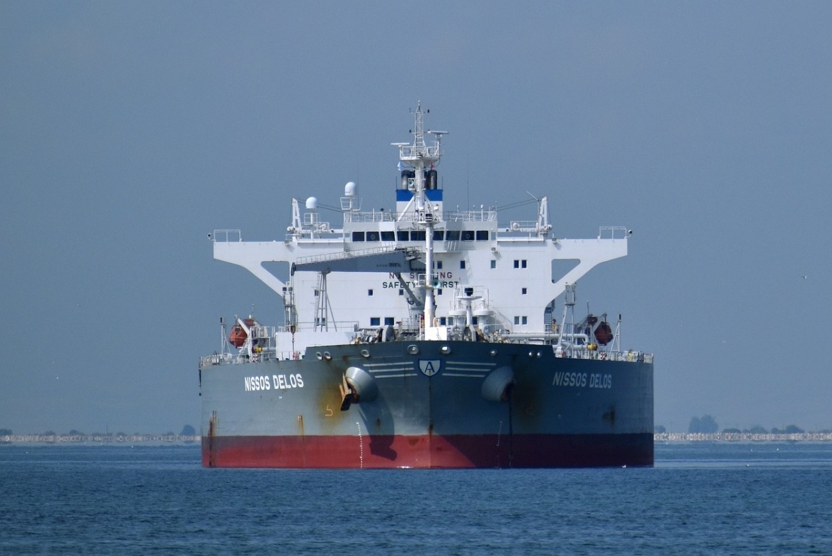 Отгрузки российской нефти по морю за неделю упали на четверть