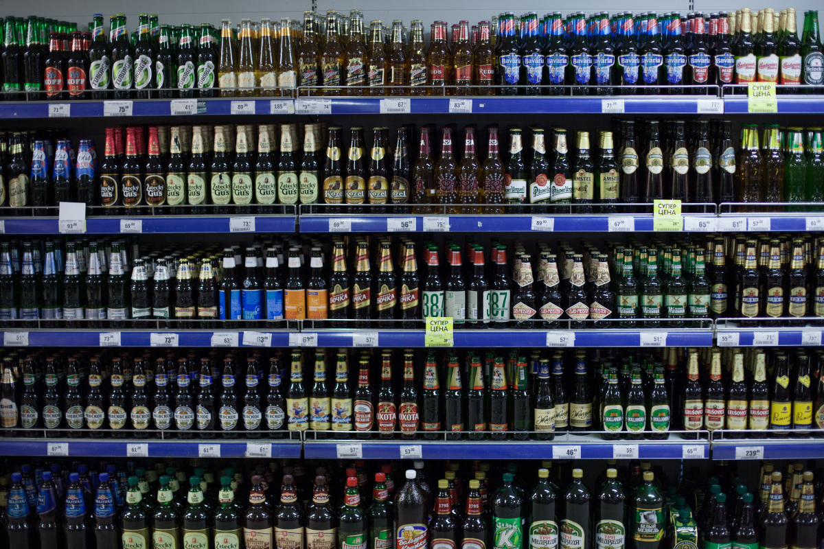 Жители Петербурга просят запретить продажу алкоголя по выходным