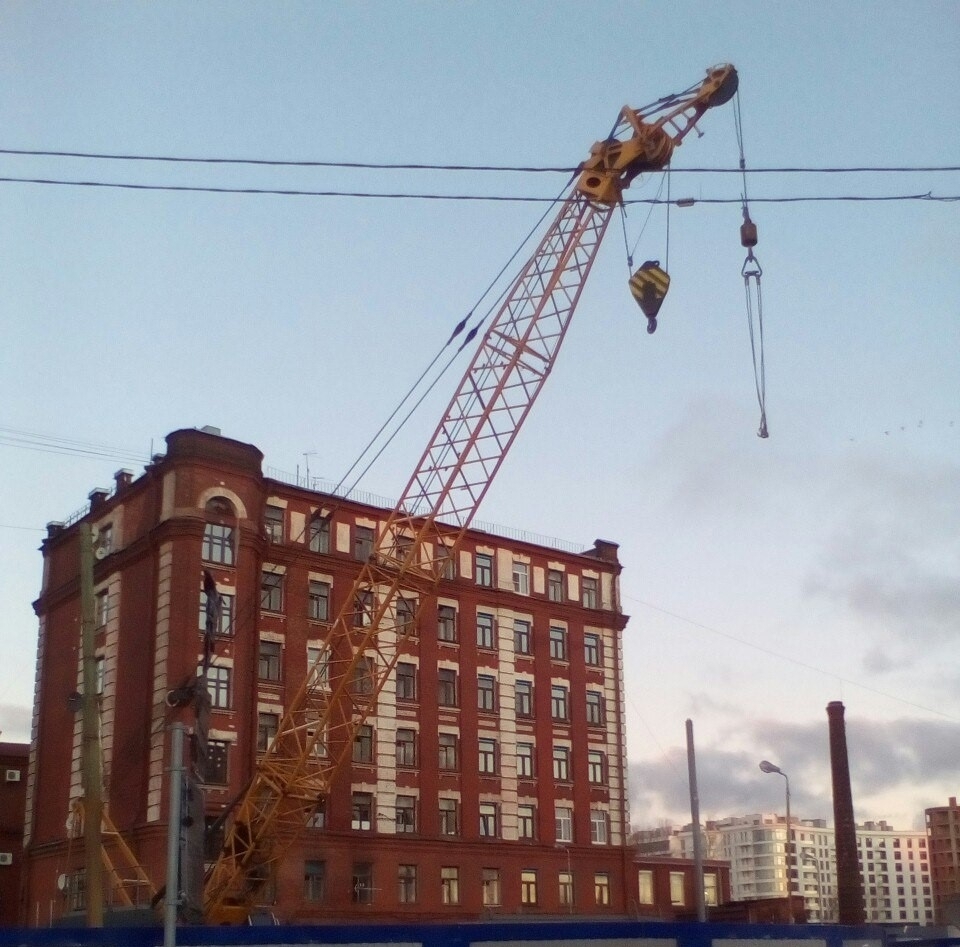 Житель «дома под мостом» рассказал о жизни в многоэтажке