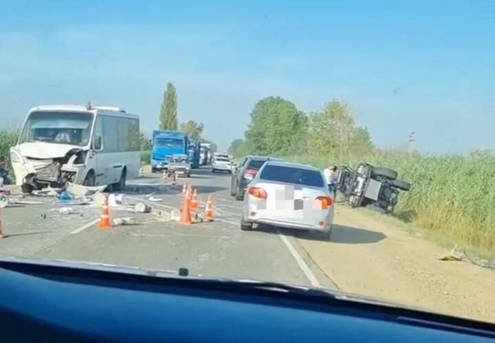 На Кубани в ДТП три человека пострадали с участием пассажирского автобуса