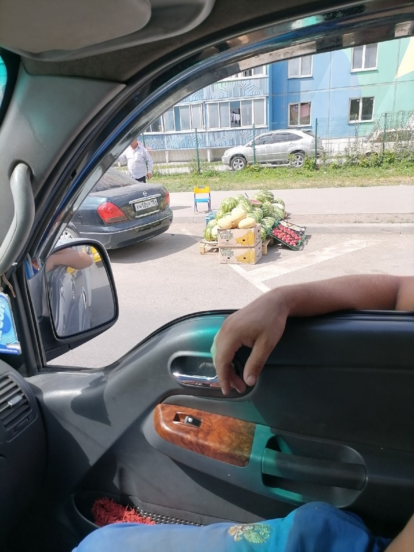 В Новосибирске арбузы продают прямо на дороге