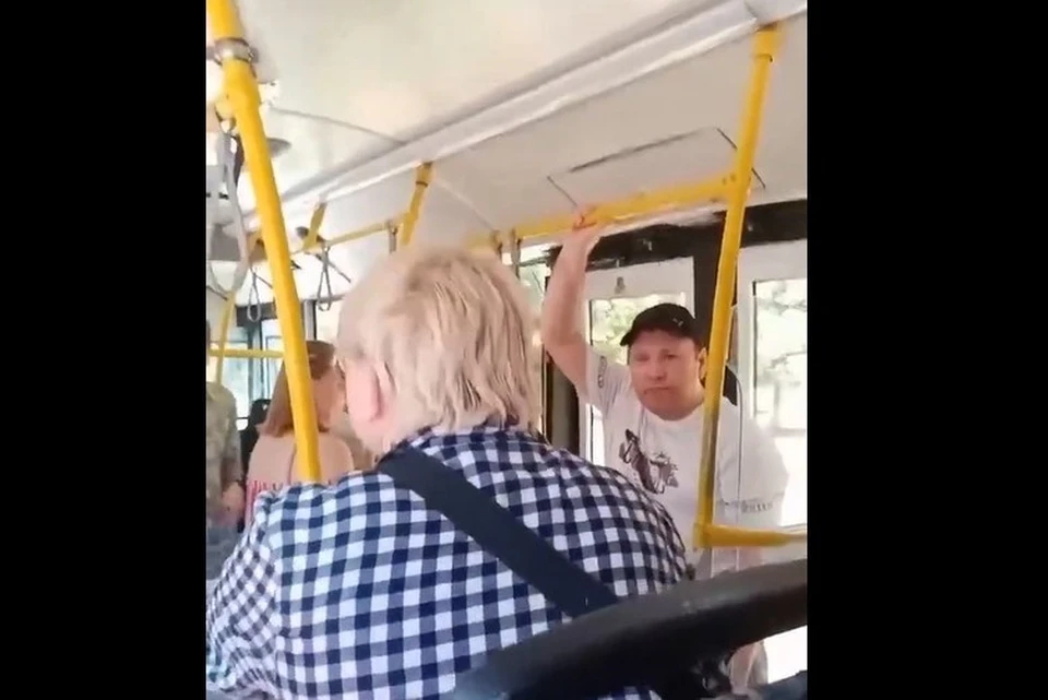 В Самаре скандальная разборка кондуктора и пассажира автобуса попала на видео
