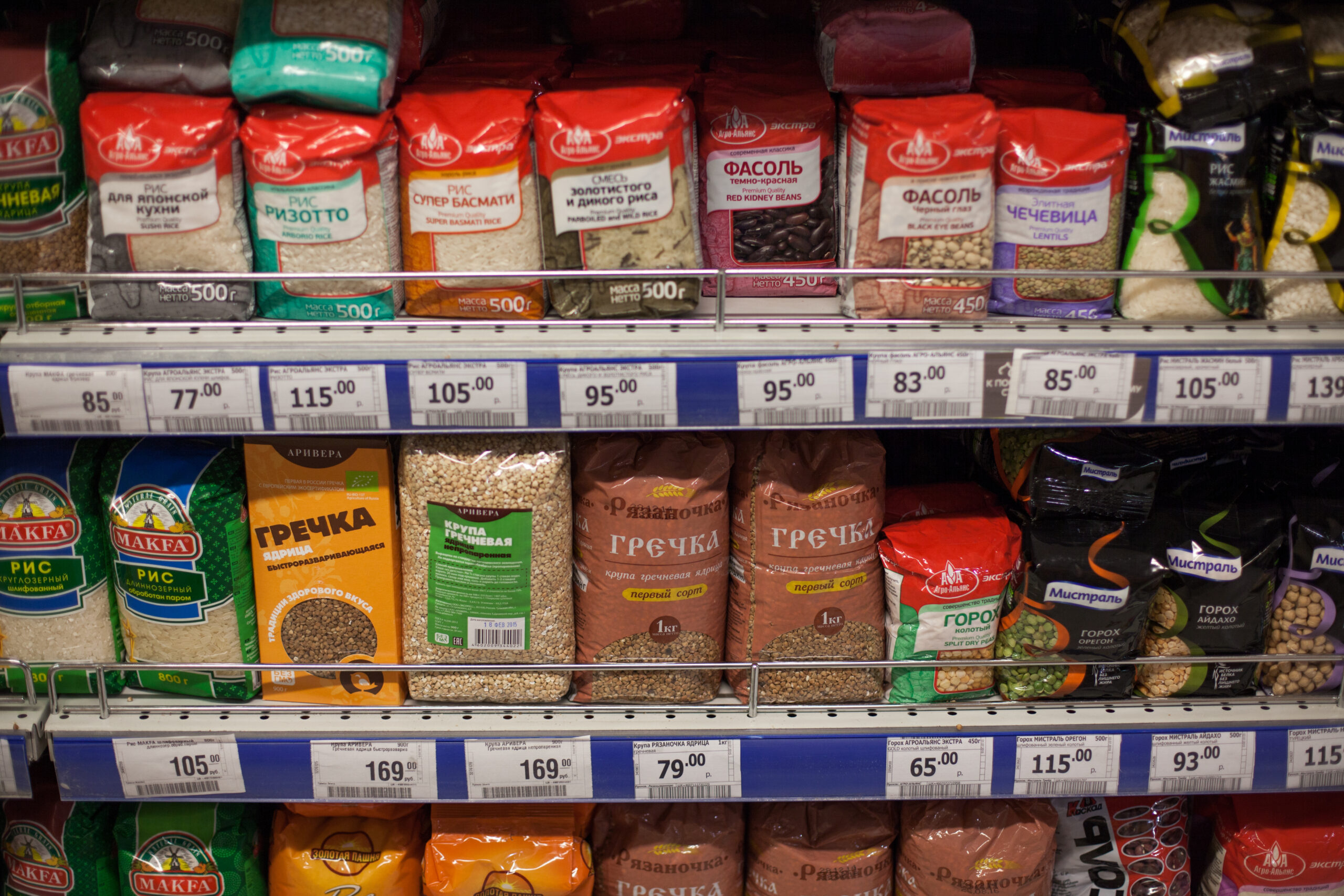 Консультант Макарова: для экономии на продуктах в РФ стоит смотреть на нижние полки в магазинах