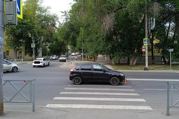 В Самаре девятилетняя девочка на самокате попала под колеса автомобиля