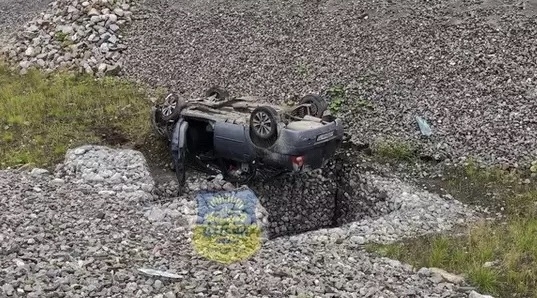 В Мурманске удачливый водитель чуть не упал в глубокий колодец