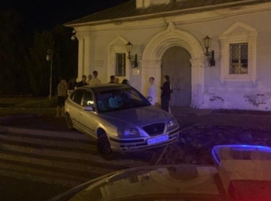 Вологодский шумахер влетел на ступени храма на улице Сергея Орлова