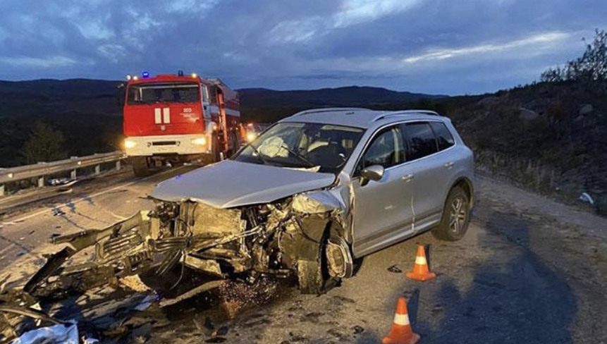 Volkswagen и Mitsubishi столкнулись лоб в лоб в Мурманской области