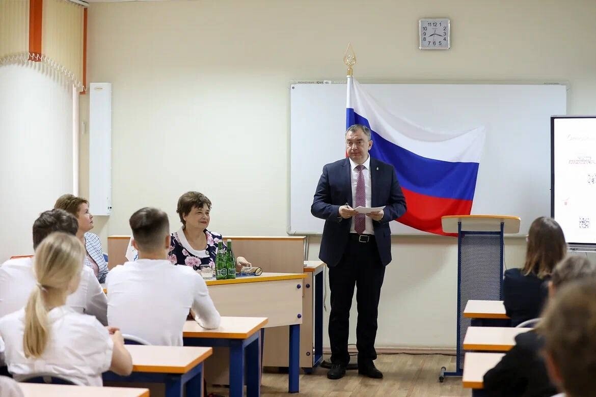 Вице-губернатор Астраханской области Павел Паутов провел урок в четвертой гимназии
