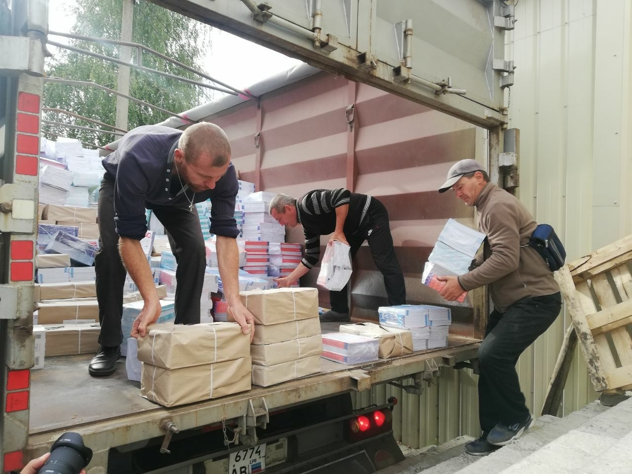 Из Астраханской области в ЛНР прибыли российские учебники