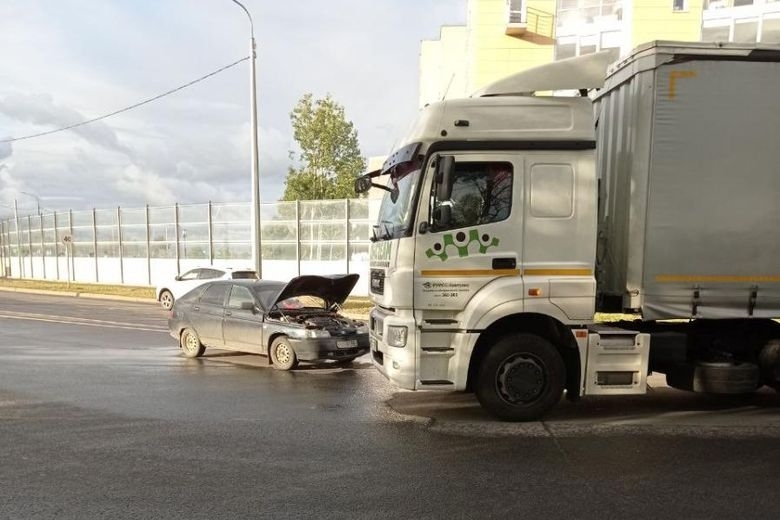 Вологжанин на ВАЗе врезался в КАмАЗ