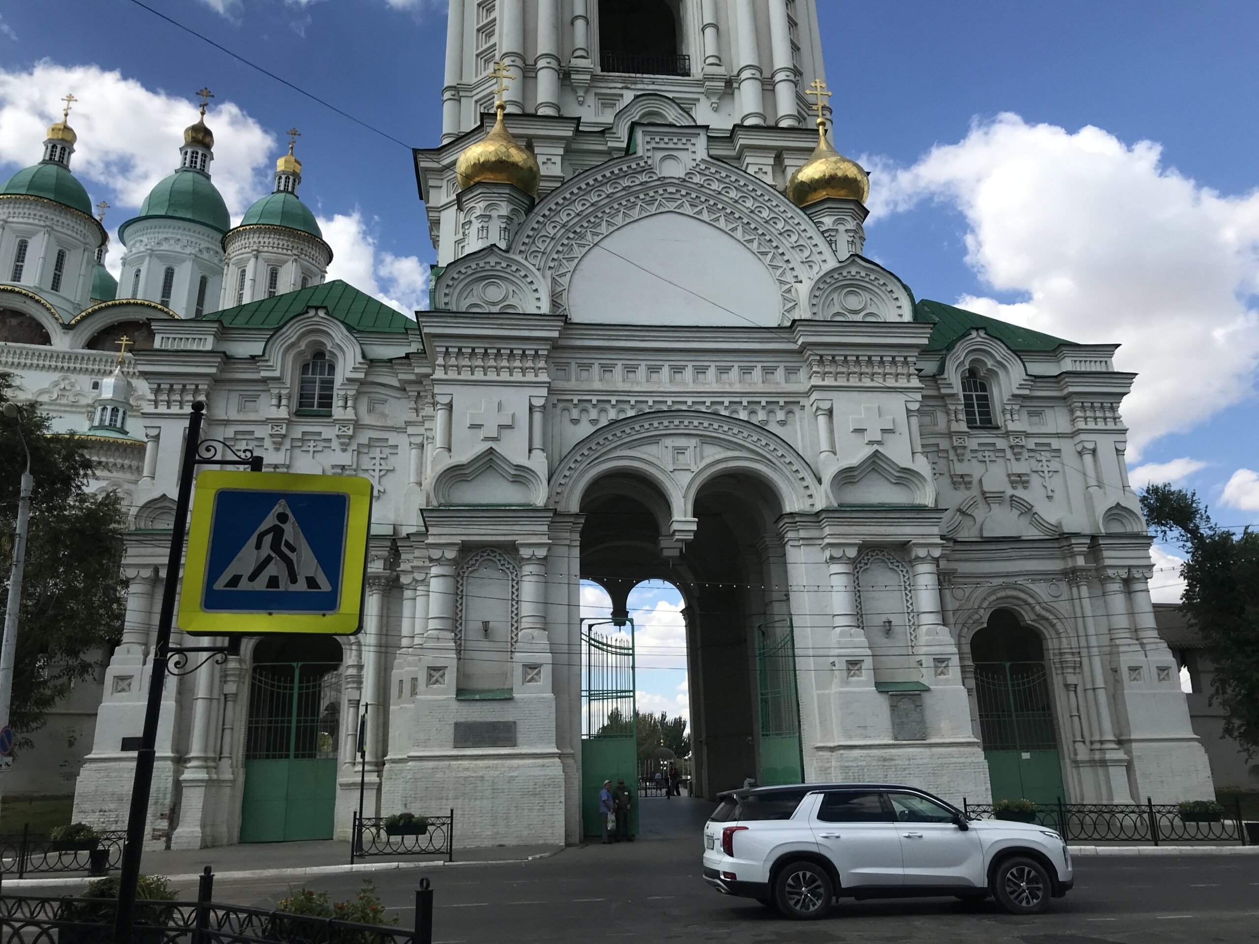 На асфальте у входа в Астраханский кремль появилась дыра