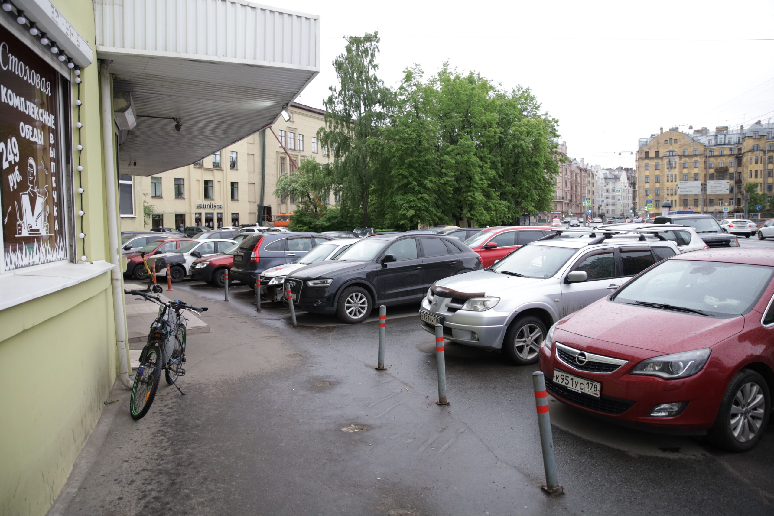 В Петербурге начнут борьбу с водителями, скрывающими номера на платных парковках