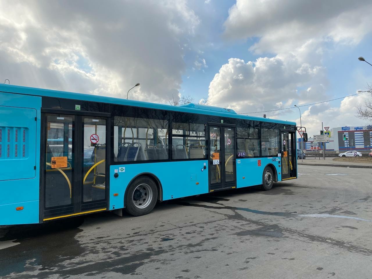 Новые лазурные автобусы будут курсировать по Петербургу на маршруте N 295