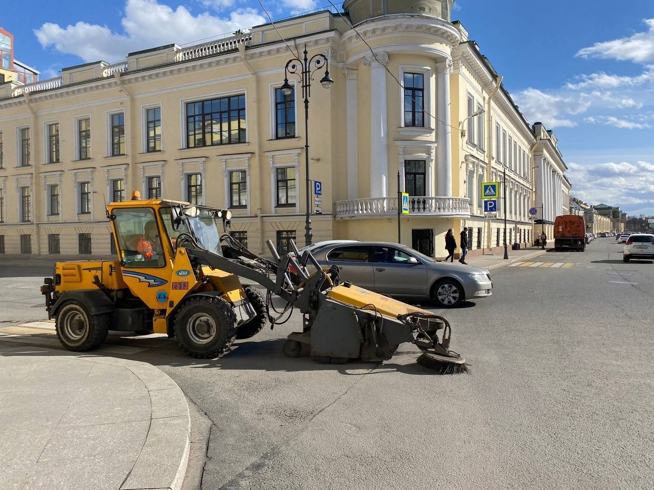 В Петербурге на уборку центральных улиц выделят 100 млн рублей