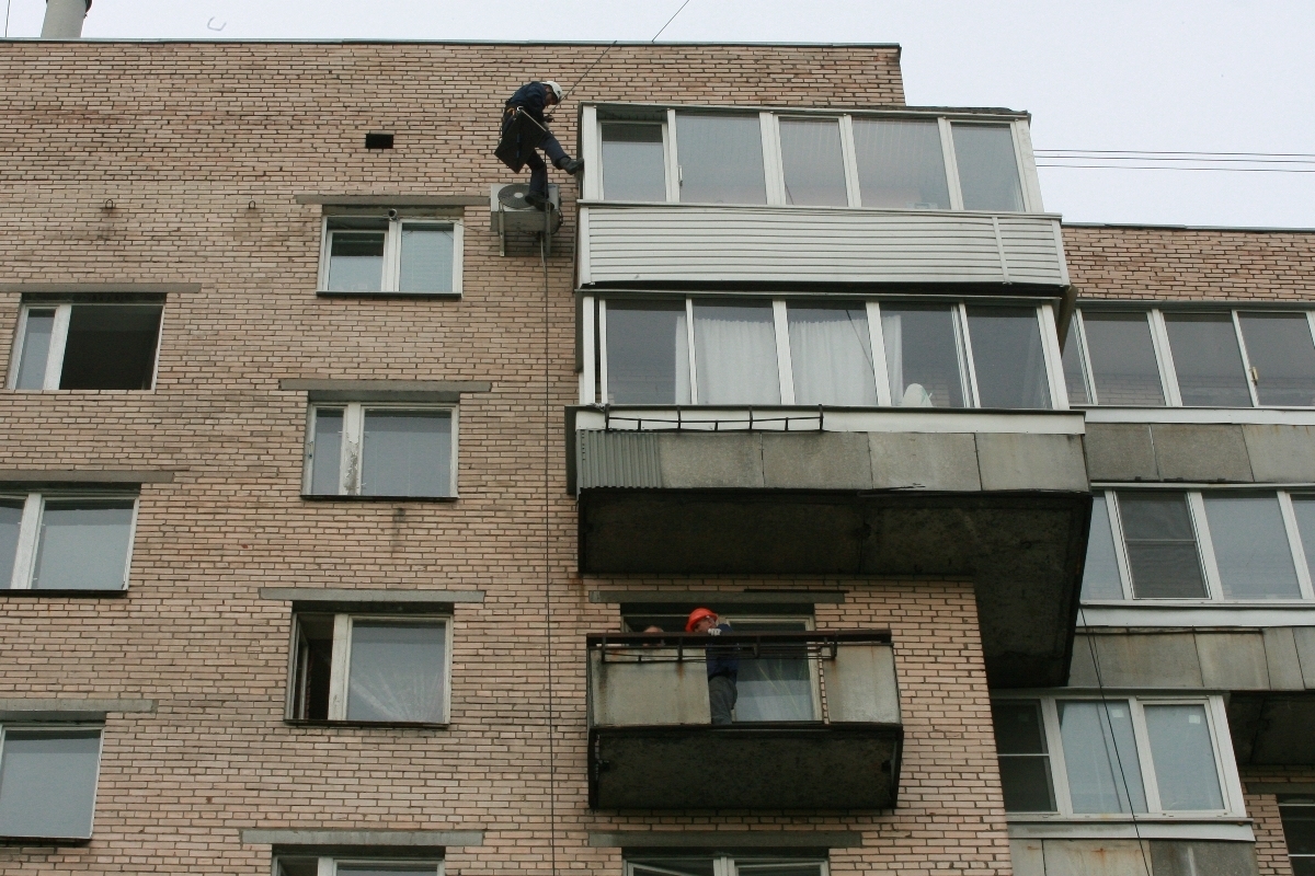 В Петербурге самовольные переделки фасадов мешают проведению капремонта