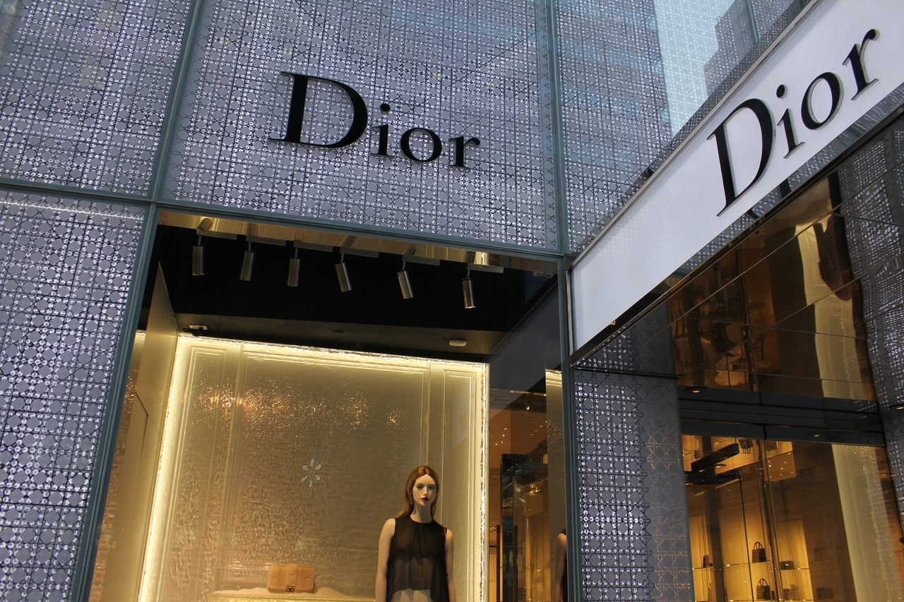 «Известия»: Dior захотел вновь открыть магазины косметики и парфюмерии в РФ