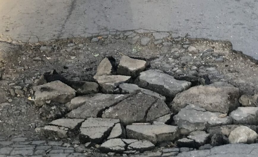 В Астрахани жители многоэтажки опасаются провала под землю 