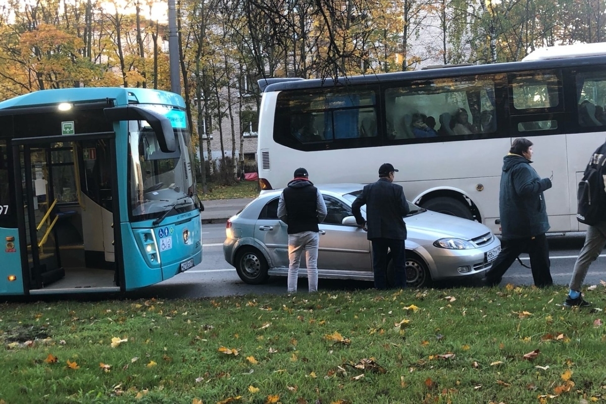 На юге Петербурга водителю автобуса пришлось уворачиваться от легковушки
